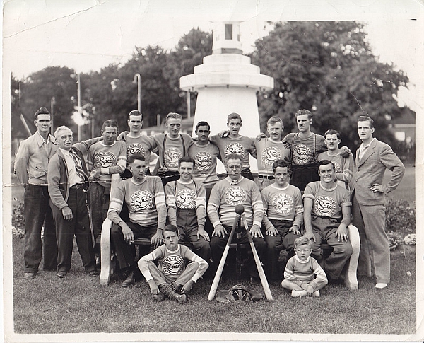 Baseball team in front of fountain.