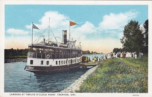 Steamer Brockville unloading passengers (2017-107/25)