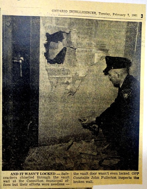 Newspaper report on raid on vault in 1961