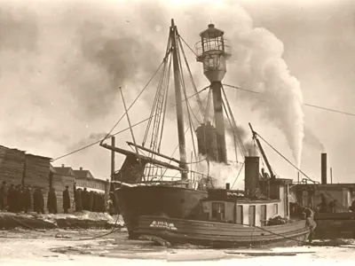 Steamships in ice.