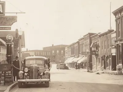 1930s street scene.